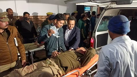 लखनऊ में सीएम की फ्लीट में शामिल कार से कुत्ता टकराया, हादसे में करीब एक दर्जन लोग घायल लखनऊ में सीएम की फ्लीट में शामिल कार से कुत्ता टकराया, हादसे में करीब एक दर्जन लोग घायल