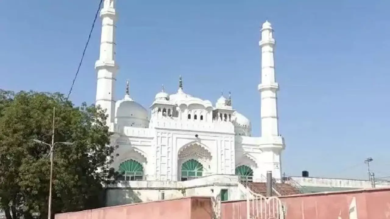 Lucknow: टीले वाली मस्जिद मामले में मुस्लिम पक्ष को करारा झटका, कोर्ट ने की याचिका खारिज, हिंदू पक्ष का मुकदमा चलने योग्य Lucknow: टीले वाली मस्जिद मामले में मुस्लिम पक्ष को करारा झटका, कोर्ट ने की याचिका खारिज, हिंदू पक्ष का मुकदमा चलने योग्य