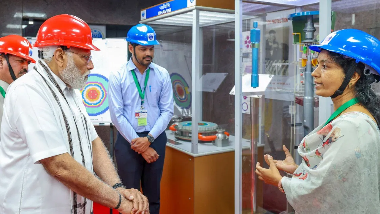 देश के पहले प्रोटोटाइप फास्ट ब्रीडर रिएक्टर में ‘कोर लोडिंग’ का PM मोदी ने किया आगाज देश के पहले प्रोटोटाइप फास्ट ब्रीडर रिएक्टर में ‘कोर लोडिंग’ का PM मोदी ने किया आगाज