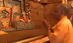 मथुरा। मुख्यमंत्री योगी आदित्यनाथ आज से यूपी में लोकसभा चुनाव अभि‍यान की शुरुआत कर रहे हैं। सीएम योगी ने बुधवार को मथुरा में श्री कृष्ण जन्मभूमि मंदिर पहुंचकर पूजा-अर्चना की। सीएम यहां भाजपा प्रत्याशी हेमा मालिनी के पक्ष में वह प्रबुद्ध सम्मेलन को संबोधित करेंगे।