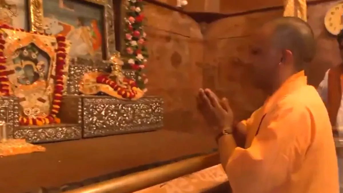 मथुरा। मुख्यमंत्री योगी आदित्यनाथ आज से यूपी में लोकसभा चुनाव अभियान की शुरुआत कर रहे हैं। सीएम योगी ने बुधवार को मथुरा में श्री कृष्ण जन्मभूमि मंदिर पहुंचकर पूजा-अर्चना की। सीएम यहां भाजपा प्रत्याशी हेमा मालिनी के पक्ष में वह प्रबुद्ध सम्मेलन को संबोधित करेंगे। मथुरा। मुख्यमंत्री योगी आदित्यनाथ आज से यूपी में लोकसभा चुनाव अभियान की शुरुआत कर रहे हैं। सीएम योगी ने बुधवार को मथुरा में श्री कृष्ण जन्मभूमि मंदिर पहुंचकर पूजा-अर्चना की। सीएम यहां भाजपा प्रत्याशी हेमा मालिनी के पक्ष में वह प्रबुद्ध सम्मेलन को संबोधित करेंगे।