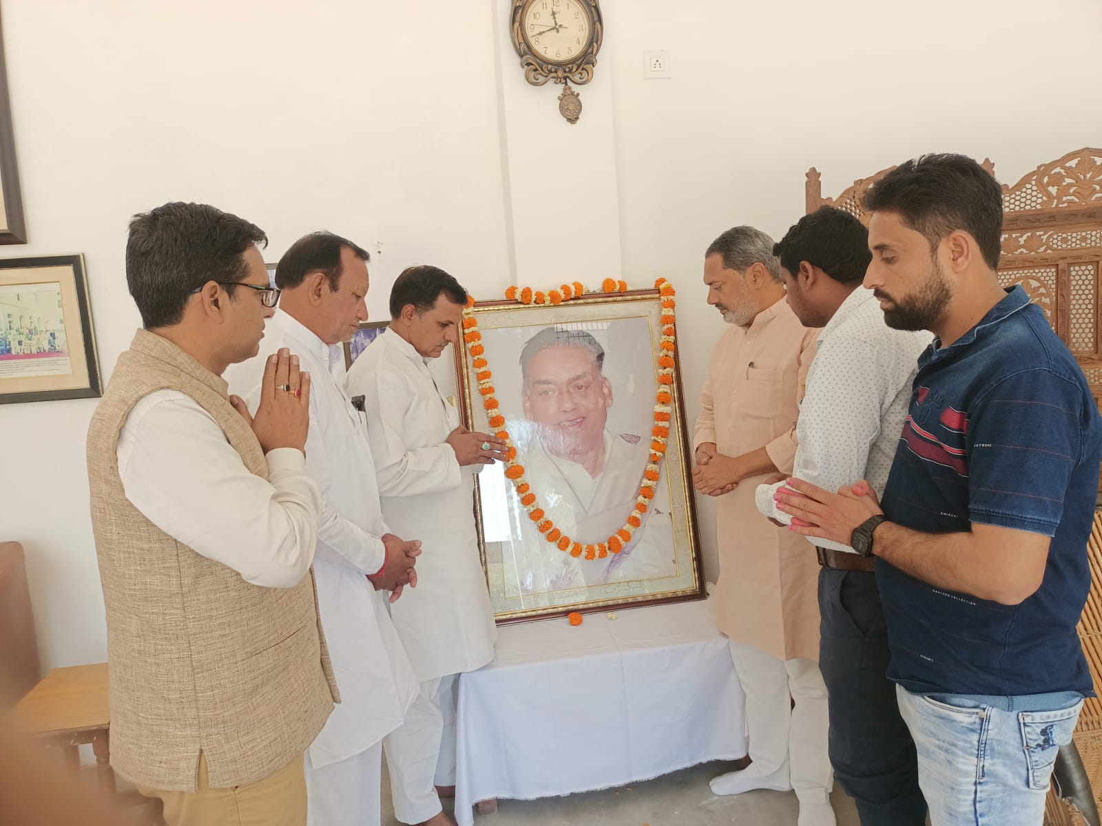 समाजवादी रमाशंकर कौशिक की जयंती पर माल्यार्पण कर श्रद्धांजली दी गई समाजवादी रमाशंकर कौशिक की जयंती पर माल्यार्पण कर श्रद्धांजली दी गई