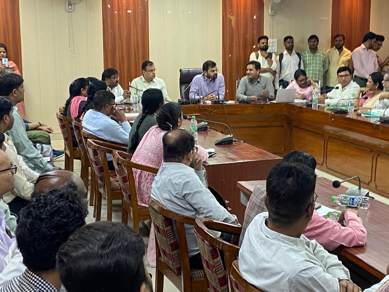 लखनऊ- मुख्य विकास अधिकारी ने लिया चुनावी तैयारी का जायजा मतदान प्रतिशत बढ़ने पर जोर लखनऊ- मुख्य विकास अधिकारी ने लिया चुनावी तैयारी का जायजा मतदान प्रतिशत बढ़ने पर जोर