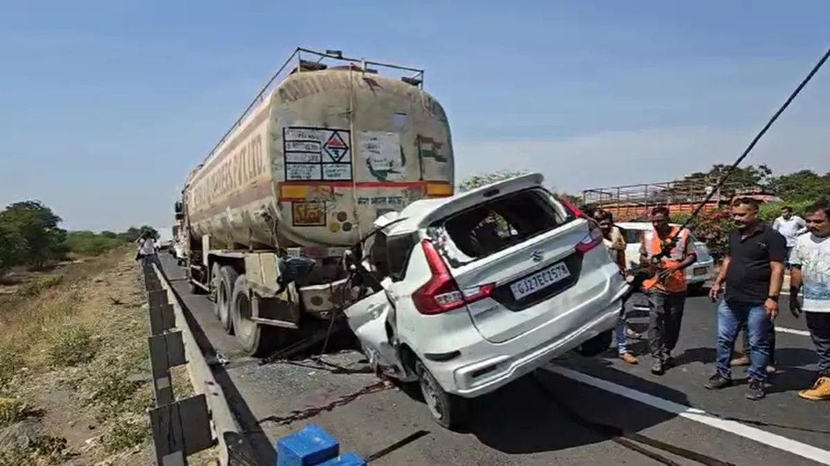 गुजरात: अहमदाबाद वडोदरा एक्सप्रेसवे पर बड़ा हादसा, ट्रेलर के पीछे घुसी कार, 10 लोगों की मौके पर मौत