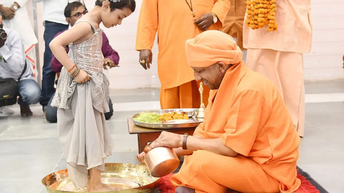 CM योगी आदित्यनाथ ने राम नवमी पर धोए छोटी बच्चियों के पांव