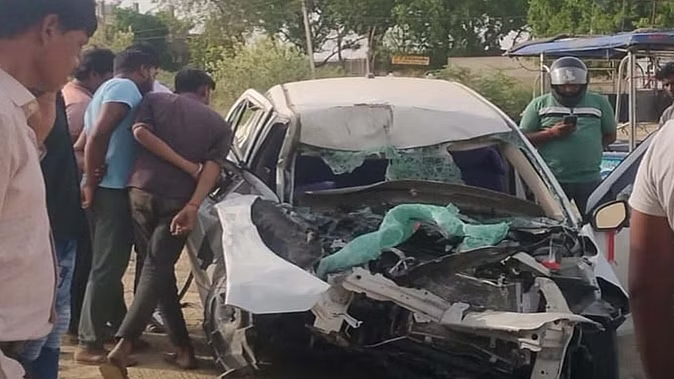 कानपुर में  हाईवे पर डंपर की टक्कर से कार सवार महिला समेत तीन की मौत