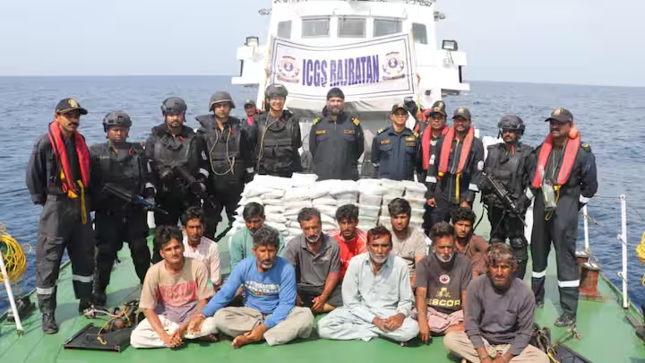 NCB और ATS का बड़ा एक्शन, गुजरात की समुद्री सीमा में 80 किलो ड्रग्स के साथ 14 पाकिस्तानी गिरफ्तार