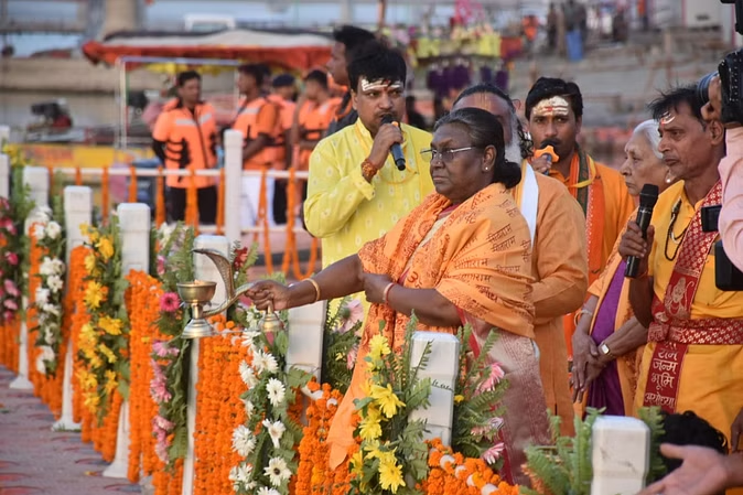 राष्ट्रपति द्रौपदी ने हनुमानगढ़ी में किए दर्शन-पूजन, सरयू घाट पर महाआरती में हुईं शामिल