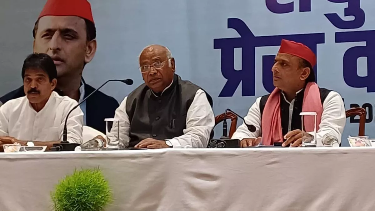 लखनऊ में अखि‍लेश के साथ संयुक्‍त प्रेस कॉन्‍फ्रेंस में खरगे ने क‍िया दावा, चार जून को बीजेपी की व‍िदाई तय है