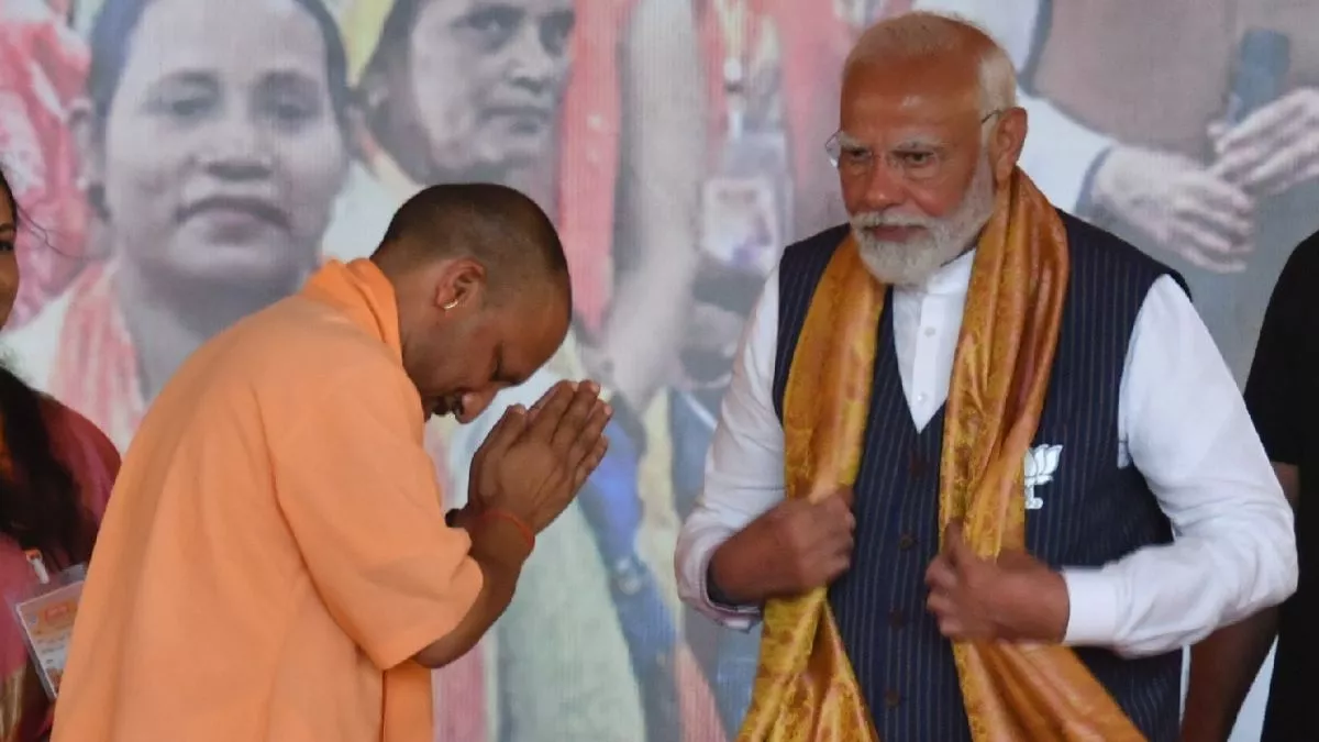 प्रधानमंत्री मोदी ने इशारे में कर दी मुख्यमंत्री योगी की तारीफ, बजने लगीं तालियां प्रधानमंत्री मोदी ने इशारे में कर दी मुख्यमंत्री योगी की तारीफ, बजने लगीं तालियां