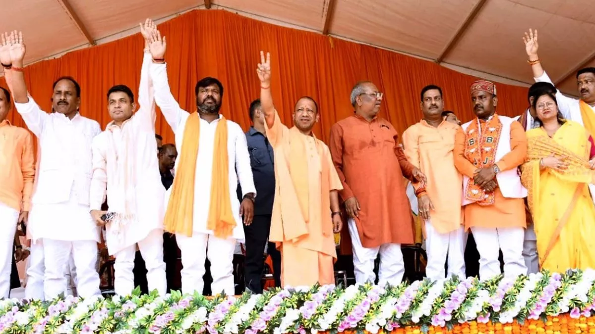 कांग्रेस सरकार में सुबह घोटाला तो शाम को होती थीं आतंकी घटनाएं, सीएम योगी ने विपक्ष पर बोला हमला कांग्रेस सरकार में सुबह घोटाला तो शाम को होती थीं आतंकी घटनाएं, सीएम योगी ने विपक्ष पर बोला हमला