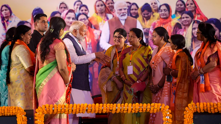 ढोल और थाली बजाएं : PM मोदी ने काशी की महिलाओं को बताया वोटिंग बढ़ाने का फार्मूला ढोल और थाली बजाएं : PM मोदी ने काशी की महिलाओं को बताया वोटिंग बढ़ाने का फार्मूला