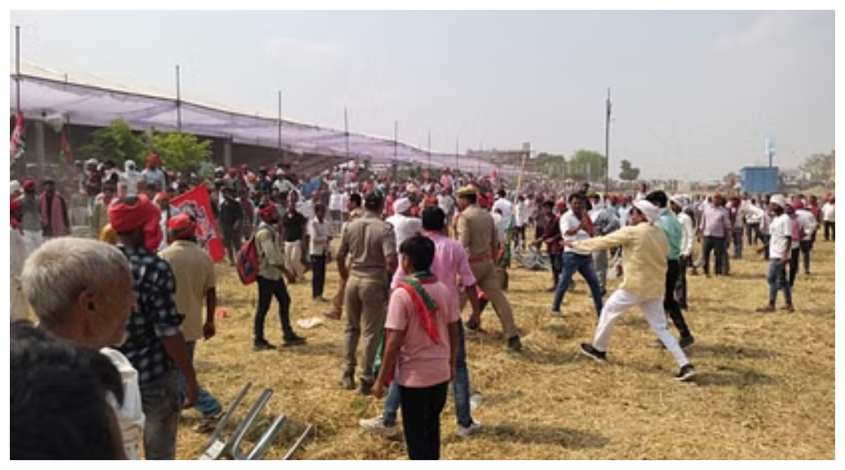 अखिलेश की जनसभा में फिर हुआ हंगामा, पुलिस ने लिया एक्शन तो फेंके पत्थर अखिलेश की जनसभा में फिर हुआ हंगामा, पुलिस ने लिया एक्शन तो फेंके पत्थर