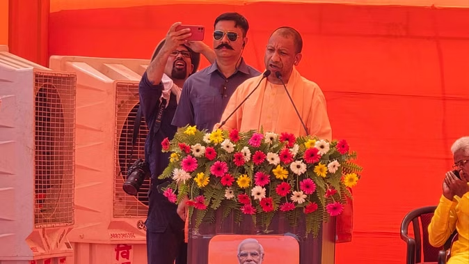 जौनपुर में विपक्ष पर बरसे सीएम योगी, बोले- सपा की रैलियों में रोज दिख रही भगदड़, मारपीट और अराजकता