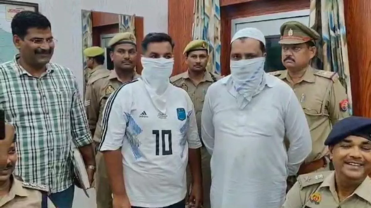 तस्करी का सोना लूट की घटना में फरार बदमाश को मिलक कोतवाली पुलिस और एसओजी की टीम ने गिरफ्तार कर लिया तस्करी का सोना लूट की घटना में फरार बदमाश को मिलक कोतवाली पुलिस और एसओजी की टीम ने गिरफ्तार कर लिया