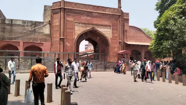 यूपी में गर्मी से हाहाकार: आगरा में 46.3 डिग्री पहुंचा पारा, तीन युवकों की मौत यूपी में गर्मी से हाहाकार: आगरा में 46.3 डिग्री पहुंचा पारा, तीन युवकों की मौत