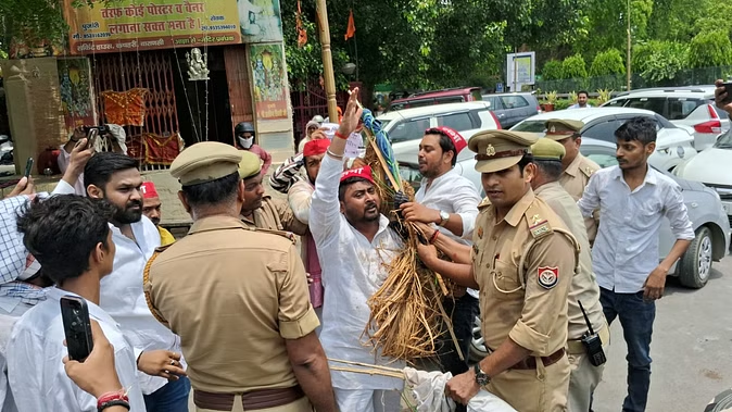 नीट परीक्षा में धांधली के खिलाफ समाजवादी छात्रसभा का प्रदर्शन नीट परीक्षा में धांधली के खिलाफ समाजवादी छात्रसभा का प्रदर्शन