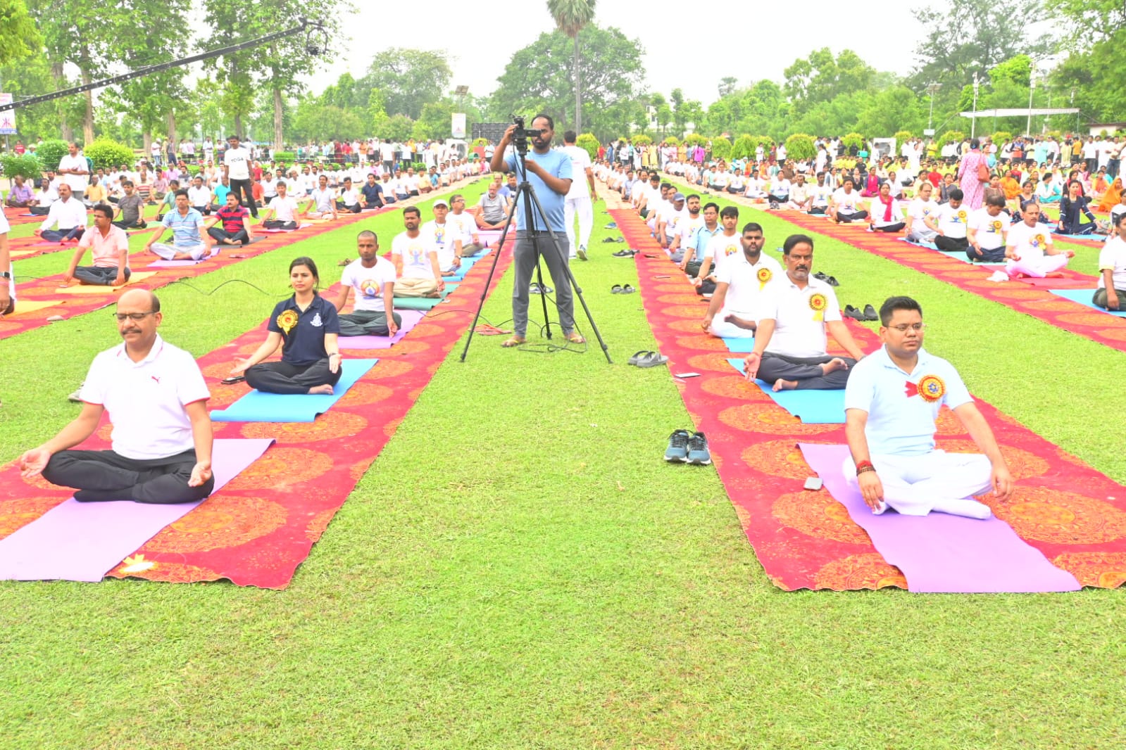 अंतरर्राष्ट्रीय योग दिवस पर कुशीनगर के बुद्ध महापरिनिर्वाण मंदिर परिसर में एक दिवसीय योगाभ्यास कार्यक्रम का हुआ आयोजन अंतरर्राष्ट्रीय योग दिवस पर कुशीनगर के बुद्ध महापरिनिर्वाण मंदिर परिसर में एक दिवसीय योगाभ्यास कार्यक्रम का हुआ आयोजन