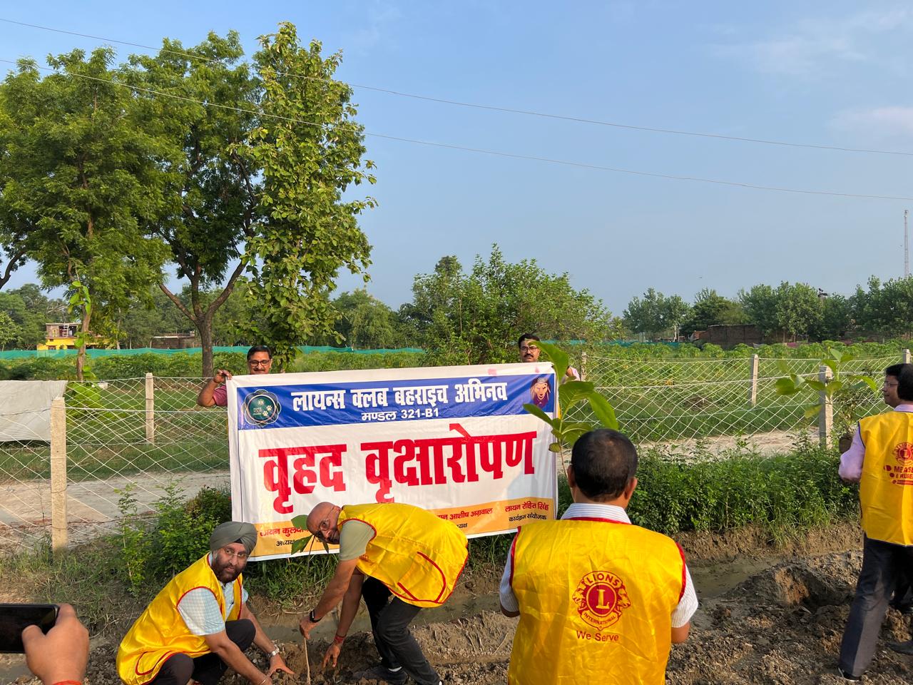 लायन्स क्लब अभिनव ने किया वृक्षारोपण लायन्स क्लब अभिनव ने किया वृक्षारोपण