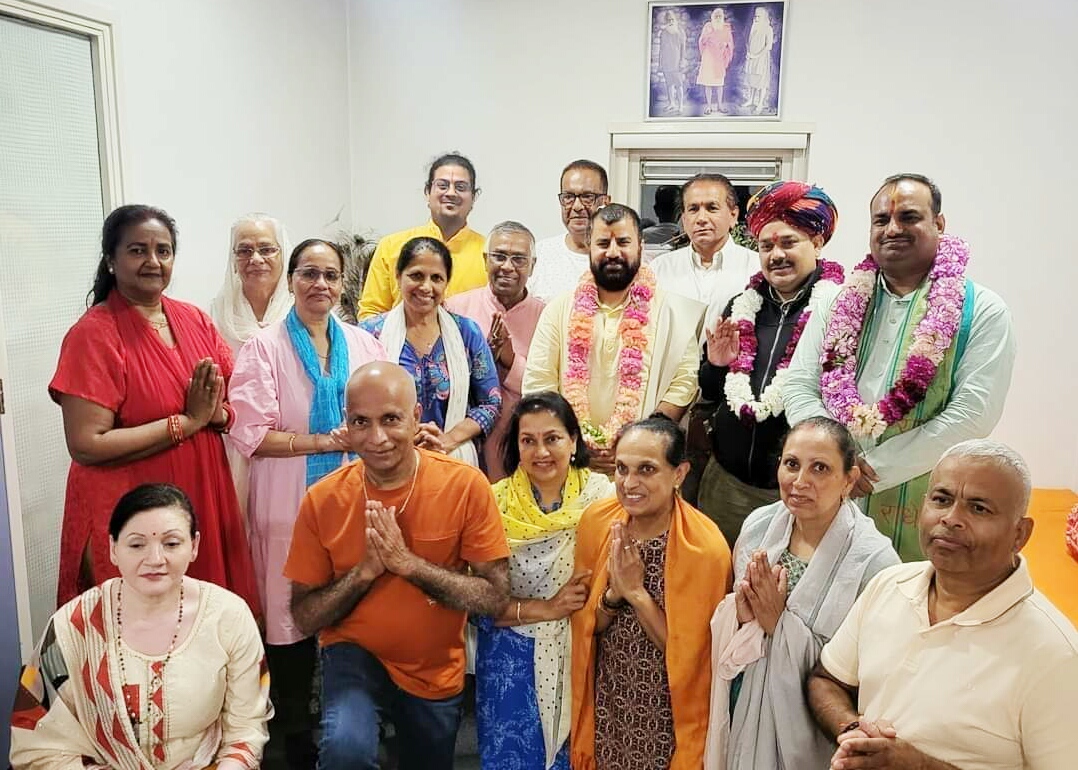नीदरलैंड में लगा पंडोखर सरकार का दरबार, भूत भविष्य वर्तमान की जानकारी से विदेशी हैरान नीदरलैंड में लगा पंडोखर सरकार का दरबार, भूत भविष्य वर्तमान की जानकारी से विदेशी हैरान