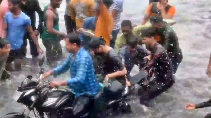 लड़की से बदसलूकी, बुजुर्ग की स्कूटी धकेली, राहगीरों पर फेंका पानी... लखनऊ में बारिश के बीच सड़कों पर हुड़दंग लड़की से बदसलूकी, बुजुर्ग की स्कूटी धकेली, राहगीरों पर फेंका पानी... लखनऊ में बारिश के बीच सड़कों पर हुड़दंग