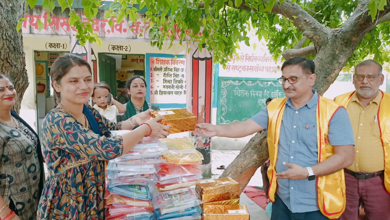 उज्ज्वल भविष्य की कामना के साथ शिक्षकों का हुआ सम्मान उज्ज्वल भविष्य की कामना के साथ शिक्षकों का हुआ सम्मान