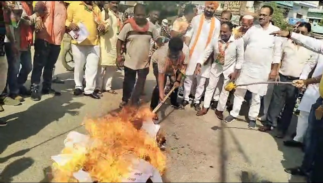चंदौली: सिख समाज के लोगों का उबाल, बीजेपी कार्यकर्ताओं संग राहुल गांधी का फूंका पुतला, जमकर की नारेबाजी... चंदौली: सिख समाज के लोगों का उबाल, बीजेपी कार्यकर्ताओं संग राहुल गांधी का फूंका पुतला, जमकर की नारेबाजी...
