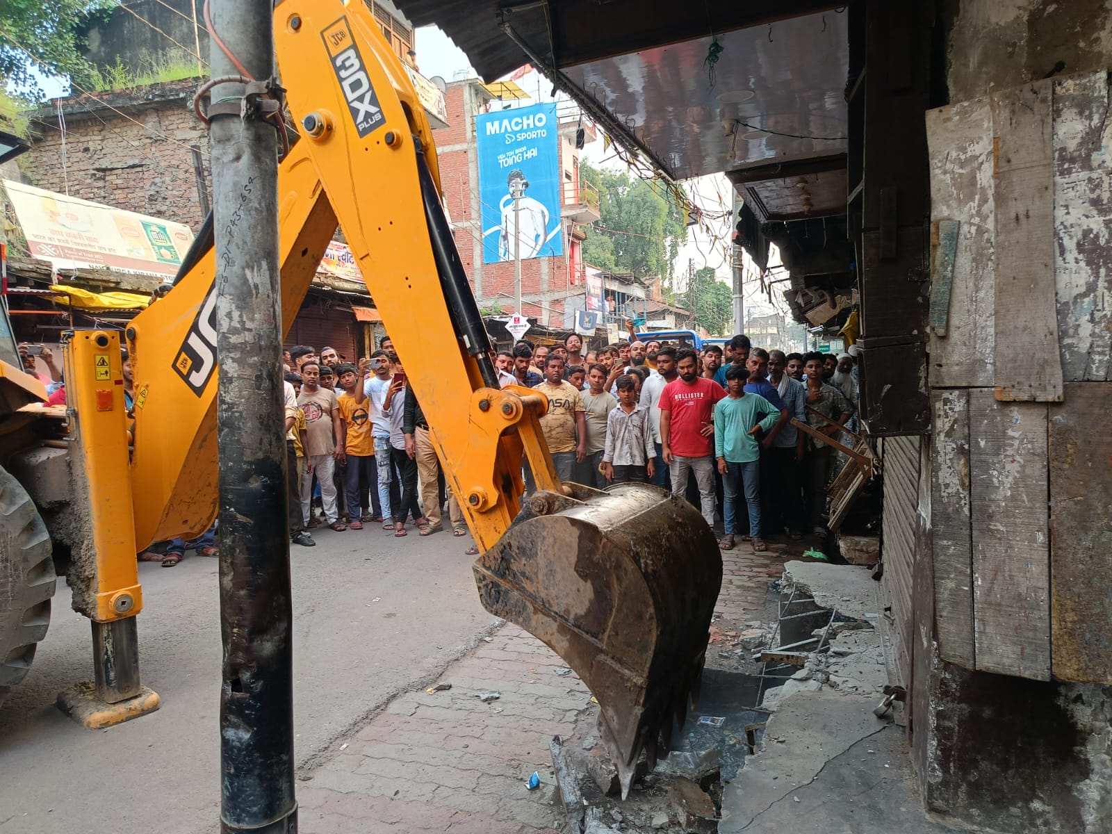 बाजार में गरजा बुलडोजर, व्यापारियों ने की दुकान बंद बाजार में गरजा बुलडोजर, व्यापारियों ने की दुकान बंद