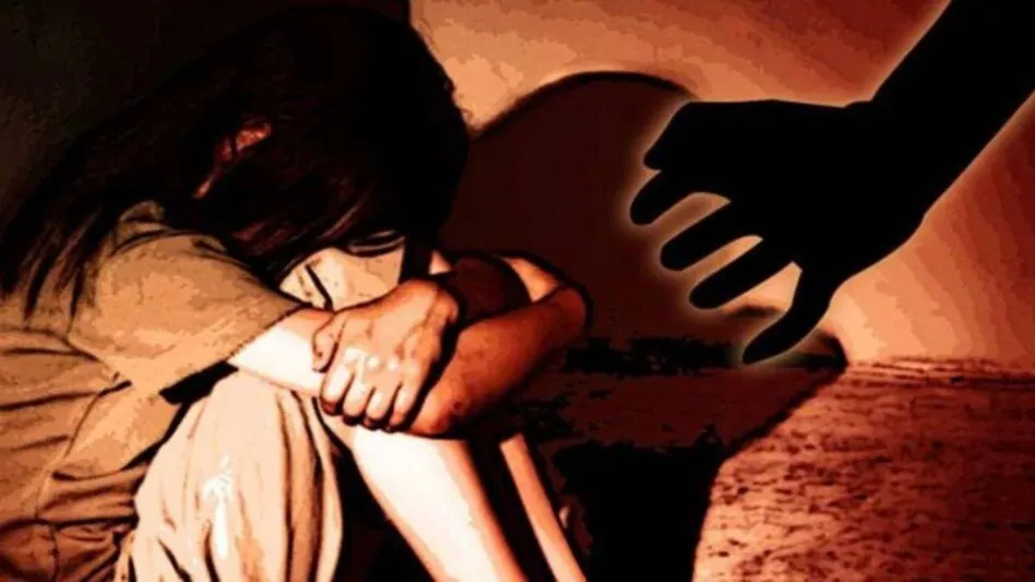 स्कूल से लौट रही 5वीं की छात्रा का बैग छीन कार के अंदर खींचा, दो युवकों ने होटल ले जाकर किया गैंगरेप स्कूल से लौट रही 5वीं की छात्रा का बैग छीन कार के अंदर खींचा, दो युवकों ने होटल ले जाकर किया गैंगरेप