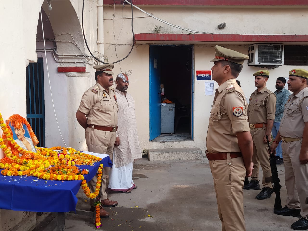 अयोध्या रामजन्मभूमि थाना परिसर में राष्ट्रपिता महात्मा गांधी की जयंती धूमधाम से मनाई गई अयोध्या रामजन्मभूमि थाना परिसर में राष्ट्रपिता महात्मा गांधी की जयंती धूमधाम से मनाई गई