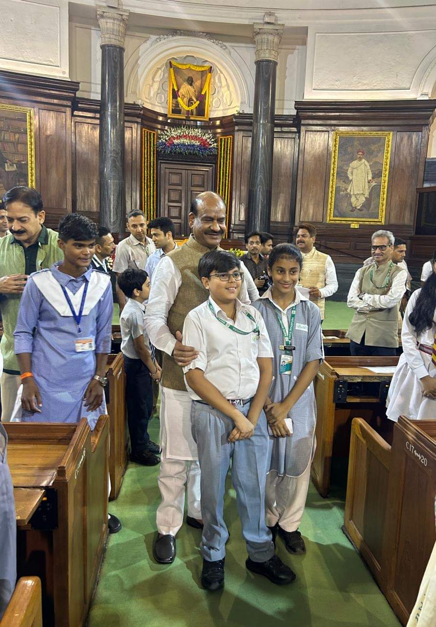 संसद भवन के केंद्रीय कक्ष में मुगलसराय के बच्चों की स्पीच से मंत्रमुग्ध हुए लोकसभा अध्यक्ष संसद भवन के केंद्रीय कक्ष में मुगलसराय के बच्चों की स्पीच से मंत्रमुग्ध हुए लोकसभा अध्यक्ष