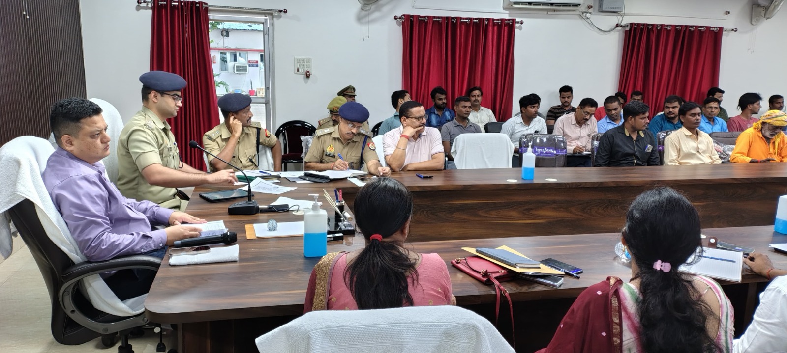 चंदौली: आगामी त्यौहारों के मद्देनजर डीएम और एसपी ने मातहतों संग की बैठक, दिए आवश्यक दिशा - निर्देश चंदौली: आगामी त्यौहारों के मद्देनजर डीएम और एसपी ने मातहतों संग की बैठक, दिए आवश्यक दिशा - निर्देश