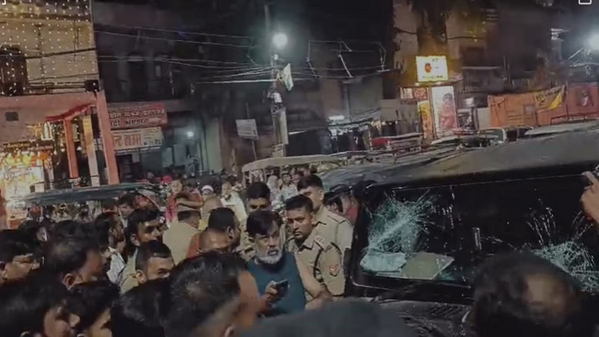 भाजपा के पूर्व विधायक धीरज ओझा और उनके भाई पर सरेआम फायरिंग, भाग रहे एक बदमाश को भीड़ ने पकड़ा भाजपा के पूर्व विधायक धीरज ओझा और उनके भाई पर सरेआम फायरिंग, भाग रहे एक बदमाश को भीड़ ने पकड़ा