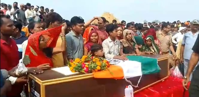सेना का लाल जम्मू में हुआ शहीद,दी गयी विदाई सेना का लाल जम्मू में हुआ शहीद,दी गयी विदाई