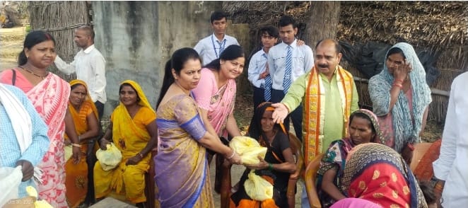 द सीएमएस ने गरीबों के चेहरे पर बांटी खुशियां द सीएमएस ने गरीबों के चेहरे पर बांटी खुशियां
