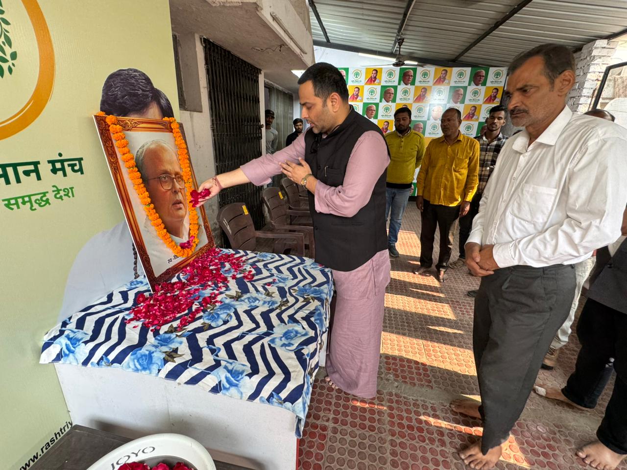 देश के पूर्व प्रधानमंत्री दलित पिछड़े समाज के मसीहा स्वर्गीय विश्वनाथ प्रताप सिंह की पुण्यतिथि पर राष्ट्रीय किसान मंच की तरफ से उन्हें भावभीनी श्रद्धांजलि दी गई। देश के पूर्व प्रधानमंत्री दलित पिछड़े समाज के मसीहा स्वर्गीय विश्वनाथ प्रताप सिंह की पुण्यतिथि पर राष्ट्रीय किसान मंच की तरफ से उन्हें भावभीनी श्रद्धांजलि दी गई।