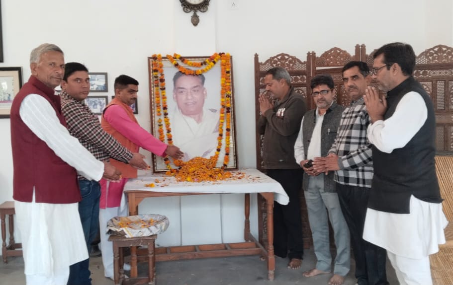 रमाशंकर कौशिक की १६ वीं पुण्यतिथि पर उनके चित्र पर माल्यार्पण कर पुष्प अर्पित कर श्रद्धांजली दी गई रमाशंकर कौशिक की १६ वीं पुण्यतिथि पर उनके चित्र पर माल्यार्पण कर पुष्प अर्पित कर श्रद्धांजली दी गई