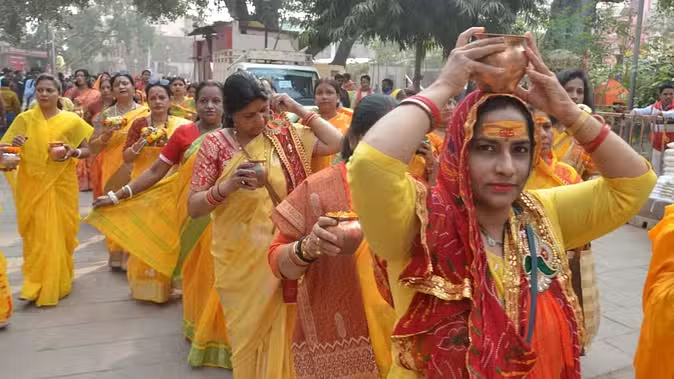 काशी में महिलाओं ने निकाली शोभायात्रा, ओम नम: शिवाय का किया जाप काशी में महिलाओं ने निकाली शोभायात्रा, ओम नम: शिवाय का किया जाप