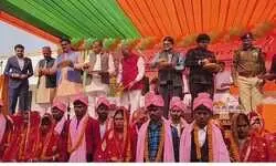 рдмрд╕реНрддреА рдореЗрдВ рдПрдХ рджреВрдЬреЗ рдХреЗ рд╣реБрдП 152 рдЬреЛреЬреЗ,рд╡рд┐рдзрд╛рдпрдХ рдиреЗ рджрд┐рдпрд╛ рдЖрд╢реАрд░реНрд╡рд╛рдж рдмрд╕реНрддреА рдореЗрдВ рдПрдХ рджреВрдЬреЗ рдХреЗ рд╣реБрдП 152 рдЬреЛреЬреЗ,рд╡рд┐рдзрд╛рдпрдХ рдиреЗ рджрд┐рдпрд╛ рдЖрд╢реАрд░реНрд╡рд╛рдж