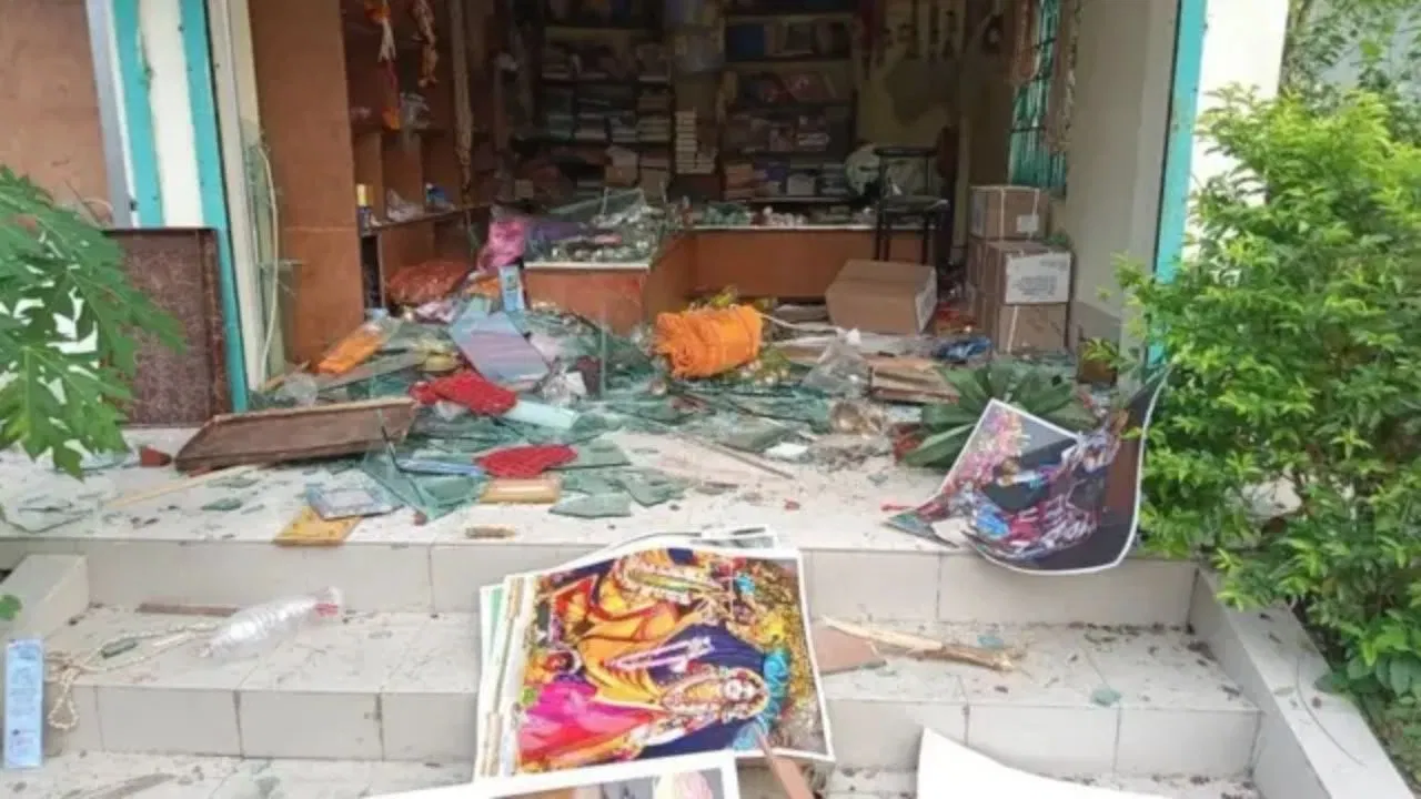 बांग्लादेश में हिंदुओं के खिलाफ आतंक जारी, चट्टोग्राम में तीन मंदिरों में तोड़फोड़ बांग्लादेश में हिंदुओं के खिलाफ आतंक जारी, चट्टोग्राम में तीन मंदिरों में तोड़फोड़