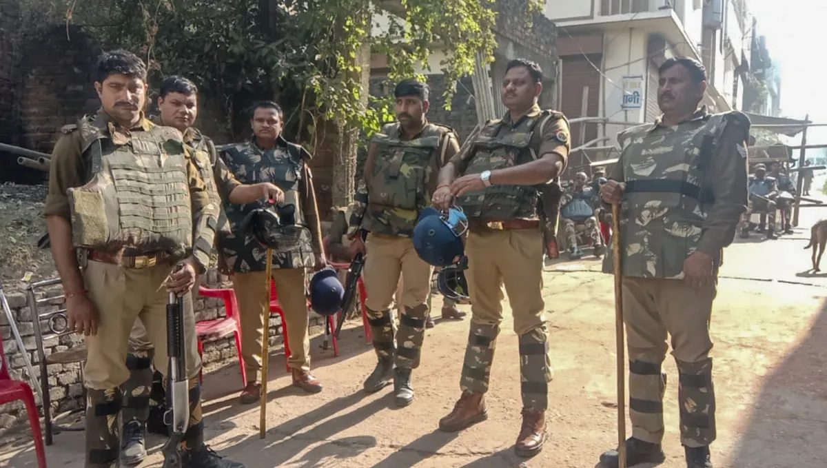 संभल में सिक्योरिटी हाई, बाहरी लोगों की एंट्री पर 10 दिसंबर तक बढ़ाई गई रोक संभल में सिक्योरिटी हाई, बाहरी लोगों की एंट्री पर 10 दिसंबर तक बढ़ाई गई रोक
