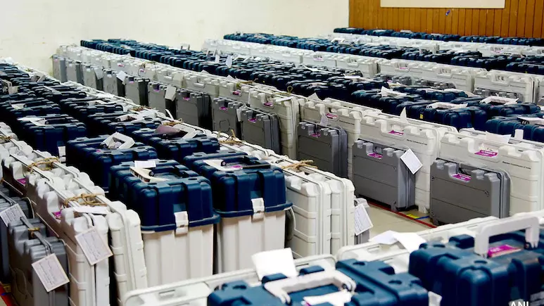 EVM हैक करने वाला वायरल वीडियो फर्जी और आधारहीन : चुनाव आयोग ने दर्ज कराई शिकायत EVM हैक करने वाला वायरल वीडियो फर्जी और आधारहीन : चुनाव आयोग ने दर्ज कराई शिकायत