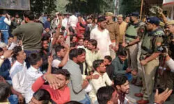 वाराणसी के यूपी कॉलेज में गूंजा जय श्रीराम, मजार पर किया हनुमान चालीसा का पाठ वाराणसी के यूपी कॉलेज में गूंजा जय श्रीराम, मजार पर किया हनुमान चालीसा का पाठ