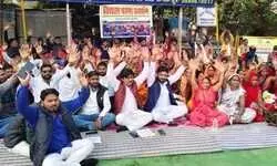 рдорд╣рд┐рд▓рд╛рдУрдВ рдХреЗ рд╕рд╛рде рд╣реБрдИ рдзреЛрдЦрд╛рдзреЬреА, рддреЛ рд╢реБрд░реВ рд╣реБрдЖ рдзрд░рдирд╛ рдорд╣рд┐рд▓рд╛рдУрдВ рдХреЗ рд╕рд╛рде рд╣реБрдИ рдзреЛрдЦрд╛рдзреЬреА, рддреЛ рд╢реБрд░реВ рд╣реБрдЖ рдзрд░рдирд╛