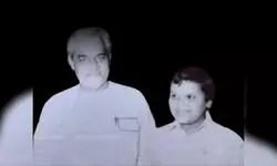 आज महाराष्ट्र का तीसरी बार सीएम बन रहा है अटल के साथ खड़ा ये बच्चा आज महाराष्ट्र का तीसरी बार सीएम बन रहा है अटल के साथ खड़ा ये बच्चा