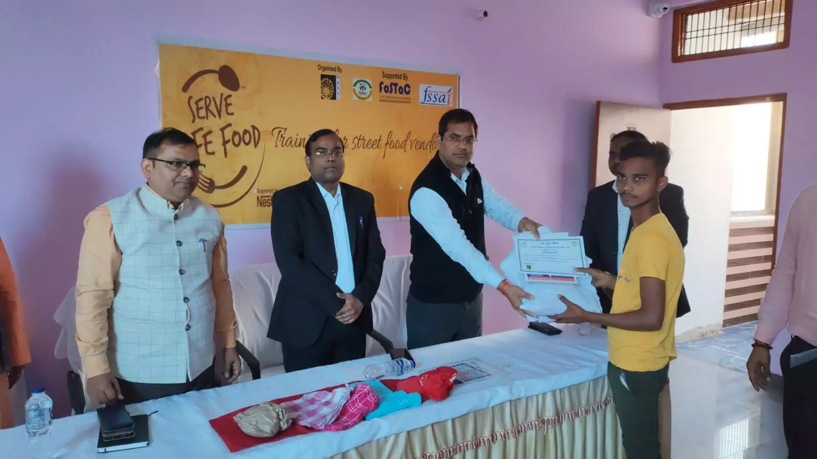 अयोध्या में नेस्ले कंपनी द्वारा स्ट्रीटफूट वेंडर्स को दिया गया प्रशिक्षण और सेफ्टी किट अयोध्या में नेस्ले कंपनी द्वारा स्ट्रीटफूट वेंडर्स को दिया गया प्रशिक्षण और सेफ्टी किट