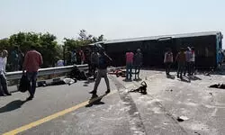 एक्सप्रेसवे पर पलटी स्लीपर बस, छह यात्रियों की मौत और 40 घायल एक्सप्रेसवे पर पलटी स्लीपर बस, छह यात्रियों की मौत और 40 घायल