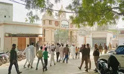 यूपी कॉलेज में नमाज पढ़ने वालों की भीड़ को लेकर छात्रों का विरोध प्रदर्शन