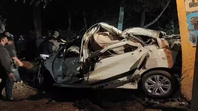 पीलीभीत में भीषण सड़क हादसा, पेड़ से टकराई कार, 5 की मौत पीलीभीत में भीषण सड़क हादसा, पेड़ से टकराई कार, 5 की मौत