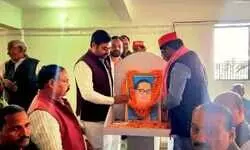 рд╕рдкрд╛ рдиреЗрддрд╛рдУрдВ рдиреЗ рдмрд╛рдмрд╛ рд╕рд╛рд╣рдм рдХреЛ рдХрд┐рдпрд╛ рдирдорди рд╕рдкрд╛ рдиреЗрддрд╛рдУрдВ рдиреЗ рдмрд╛рдмрд╛ рд╕рд╛рд╣рдм рдХреЛ рдХрд┐рдпрд╛ рдирдорди